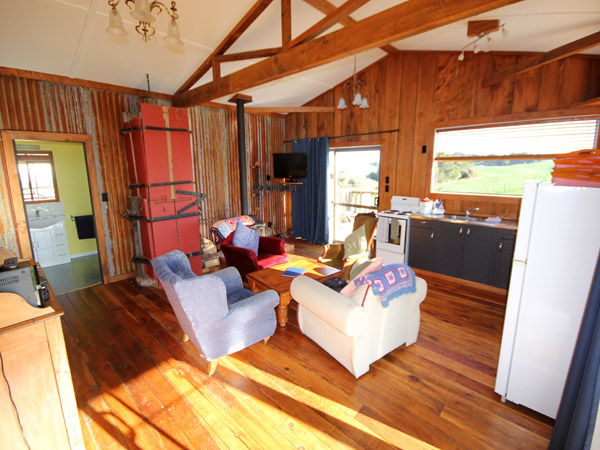 Cassie’s Farm Woolshed Accommodation - Kitchen