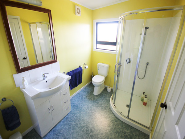 Cassie’s Farm Woolshed Accommodation - Bathroom