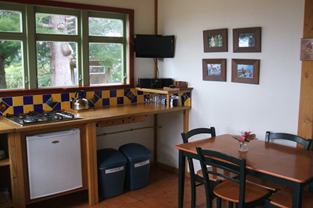 Hairy Hobbit Eco Cottage - kitchen