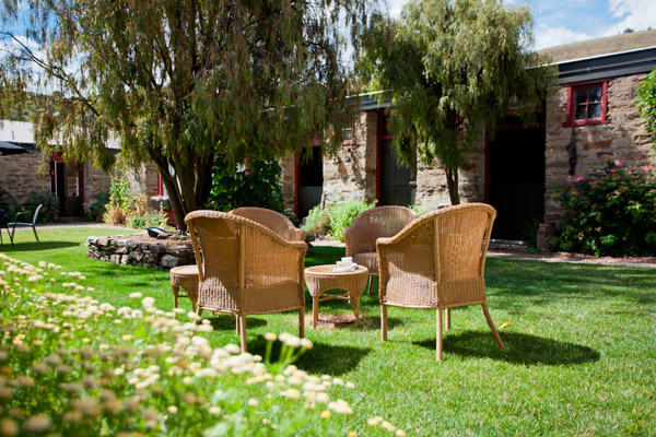 Olivers Lodge - Courtyard