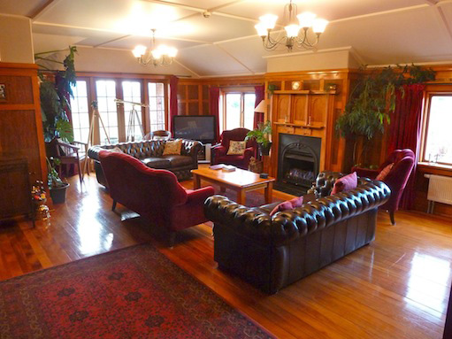 Te Anau Lodge - lounge/library