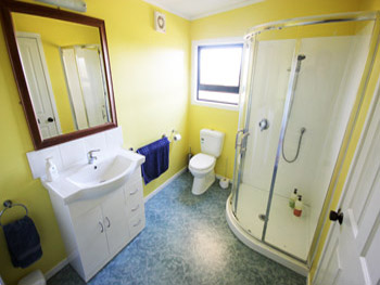 Cassie’s Farm Woolshed Accommodation - Bathroom