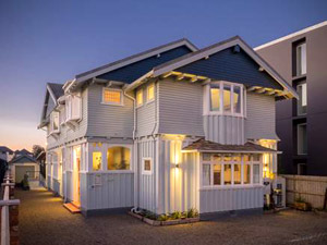 The Eco Villa - Front of house at Twilight